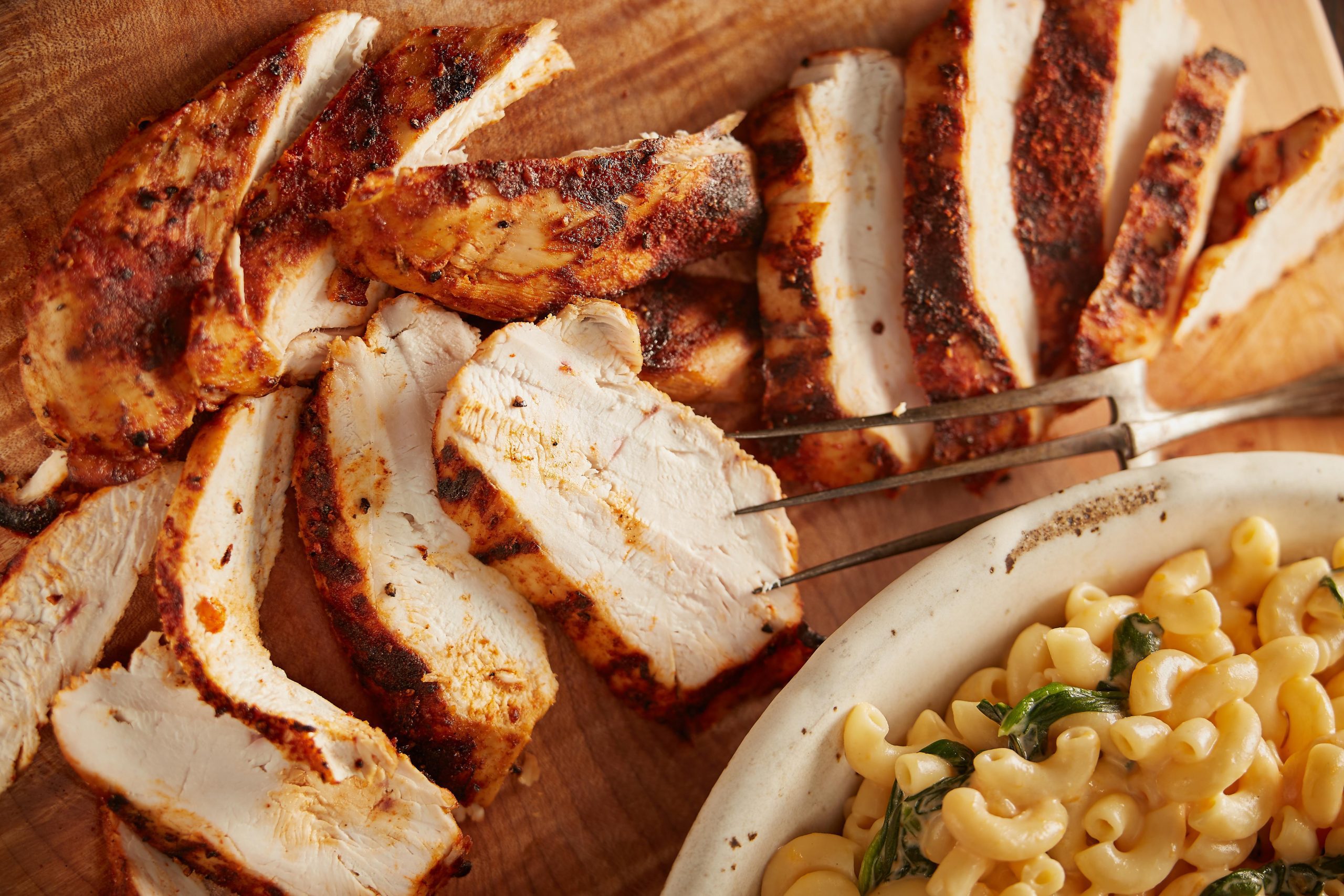 CREAMY GREEK YOGURT MAC & CHEESE WITH CAJUN CHICKEN