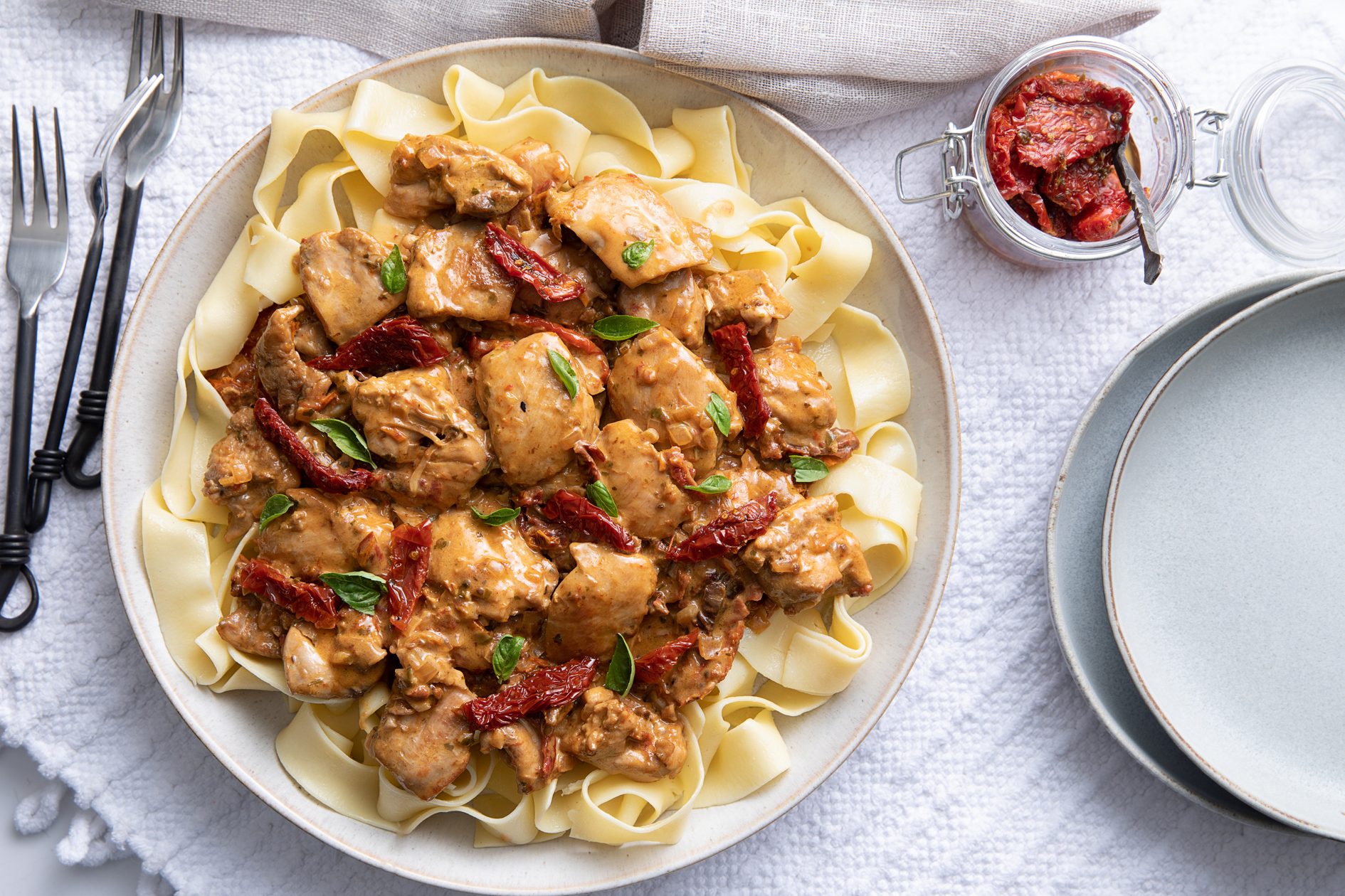 CREAMY CHICKEN & SUN DRIED TOMATO PASTA